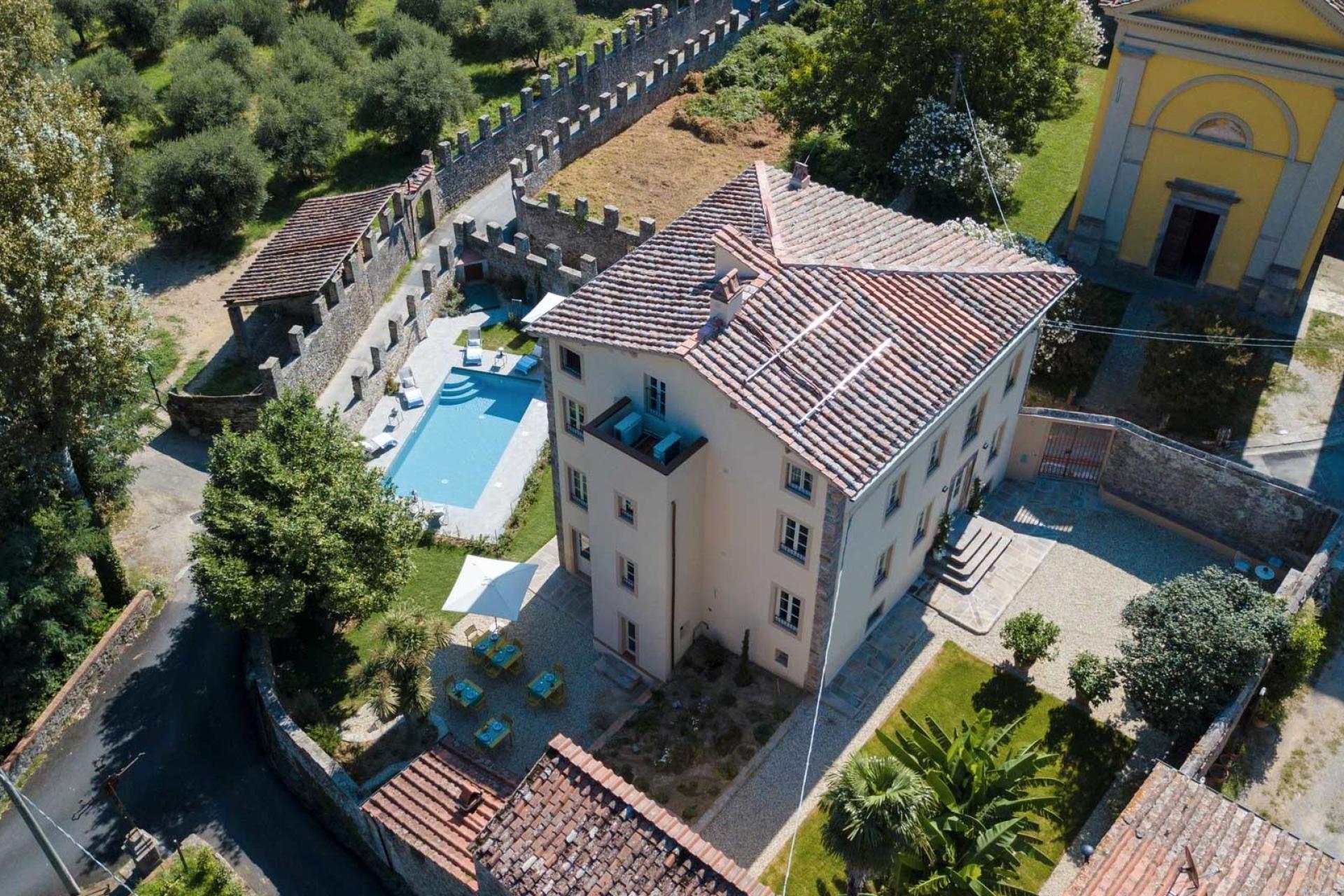 Romantisches Herrenhaus in einem Dorf bei Lucca